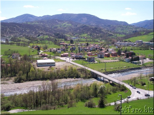 Vista della Valtaro dalla piazzetta di Compiano (PR)
